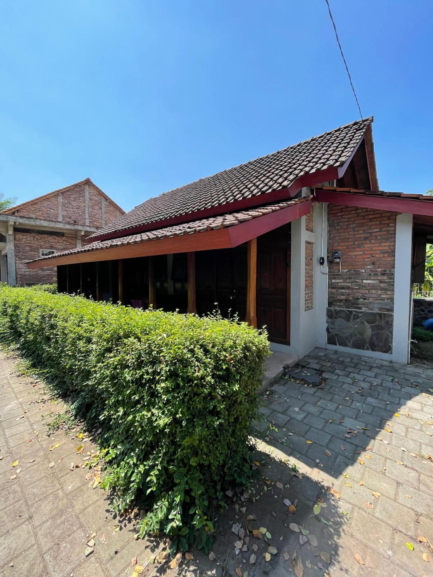 Saka Homestay Boutique & Cafe Magelang Buitenkant foto