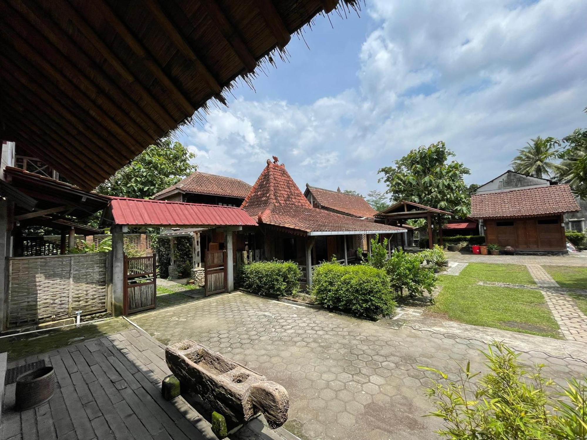 Saka Homestay Boutique & Cafe Magelang Buitenkant foto