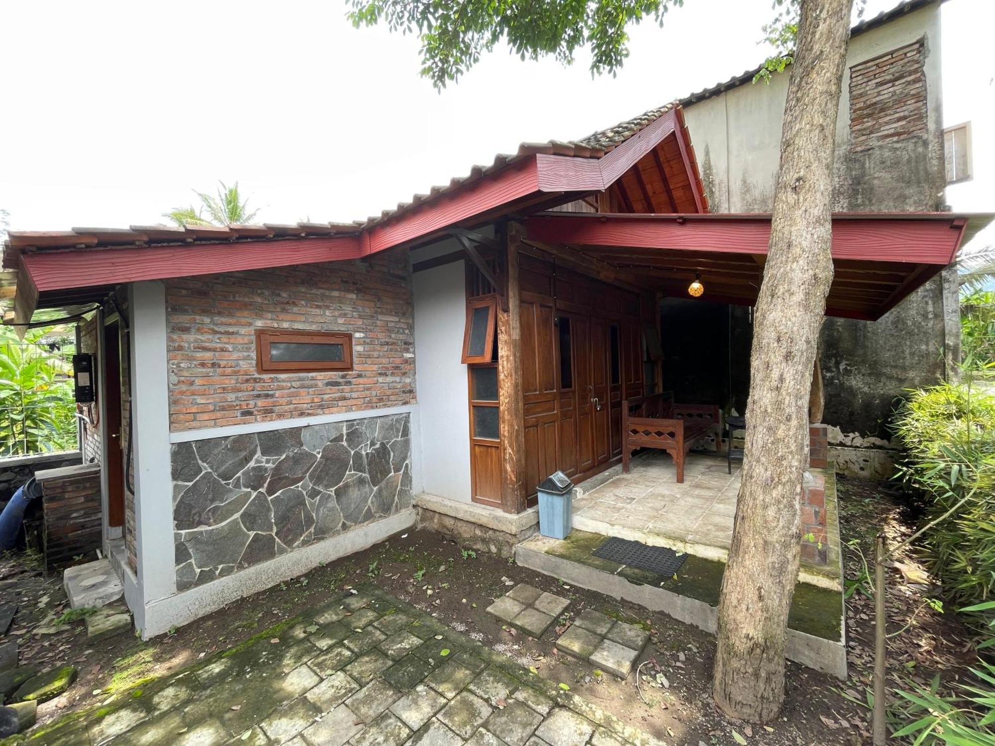 Saka Homestay Boutique & Cafe Magelang Buitenkant foto