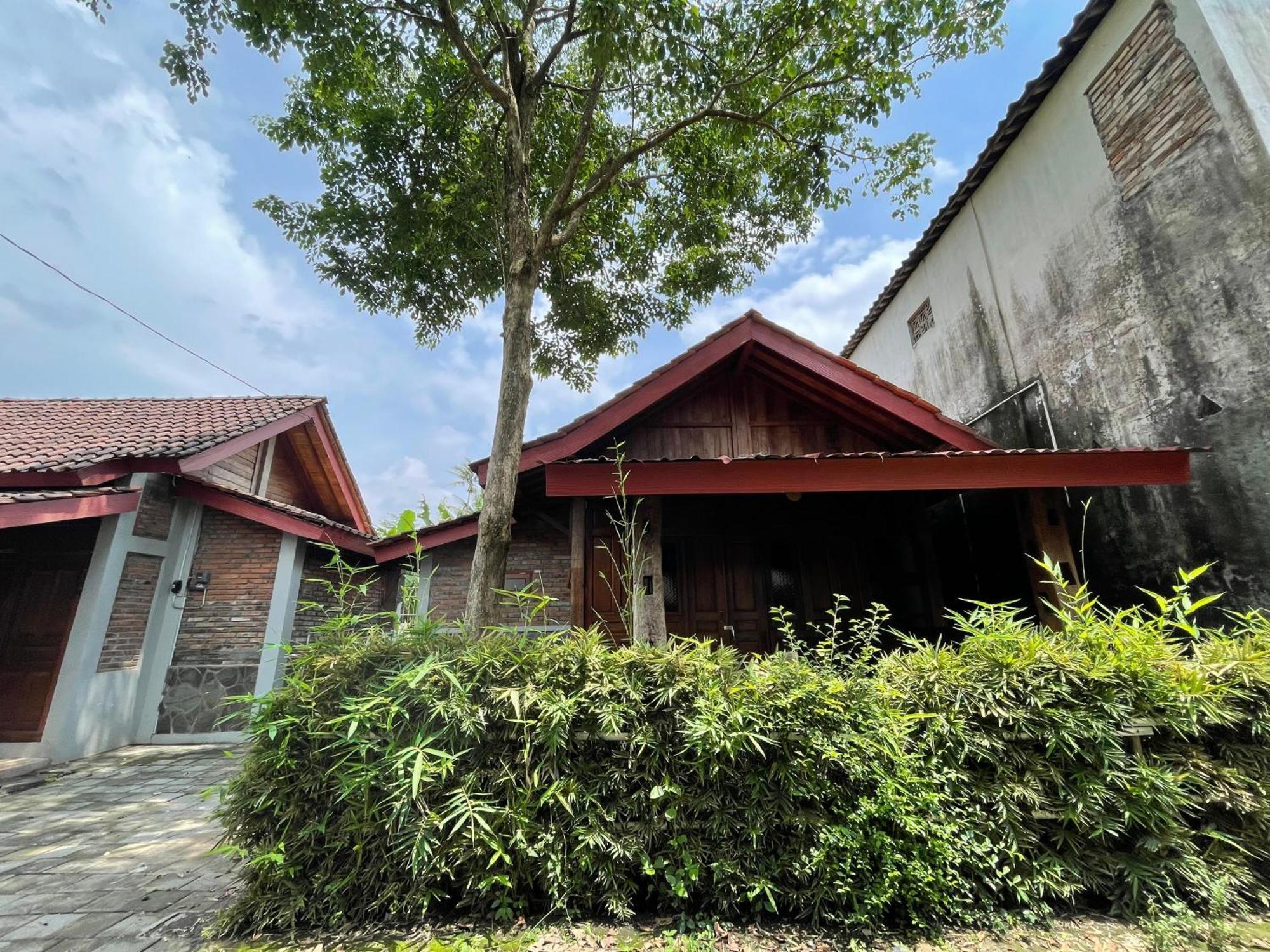 Saka Homestay Boutique & Cafe Magelang Buitenkant foto