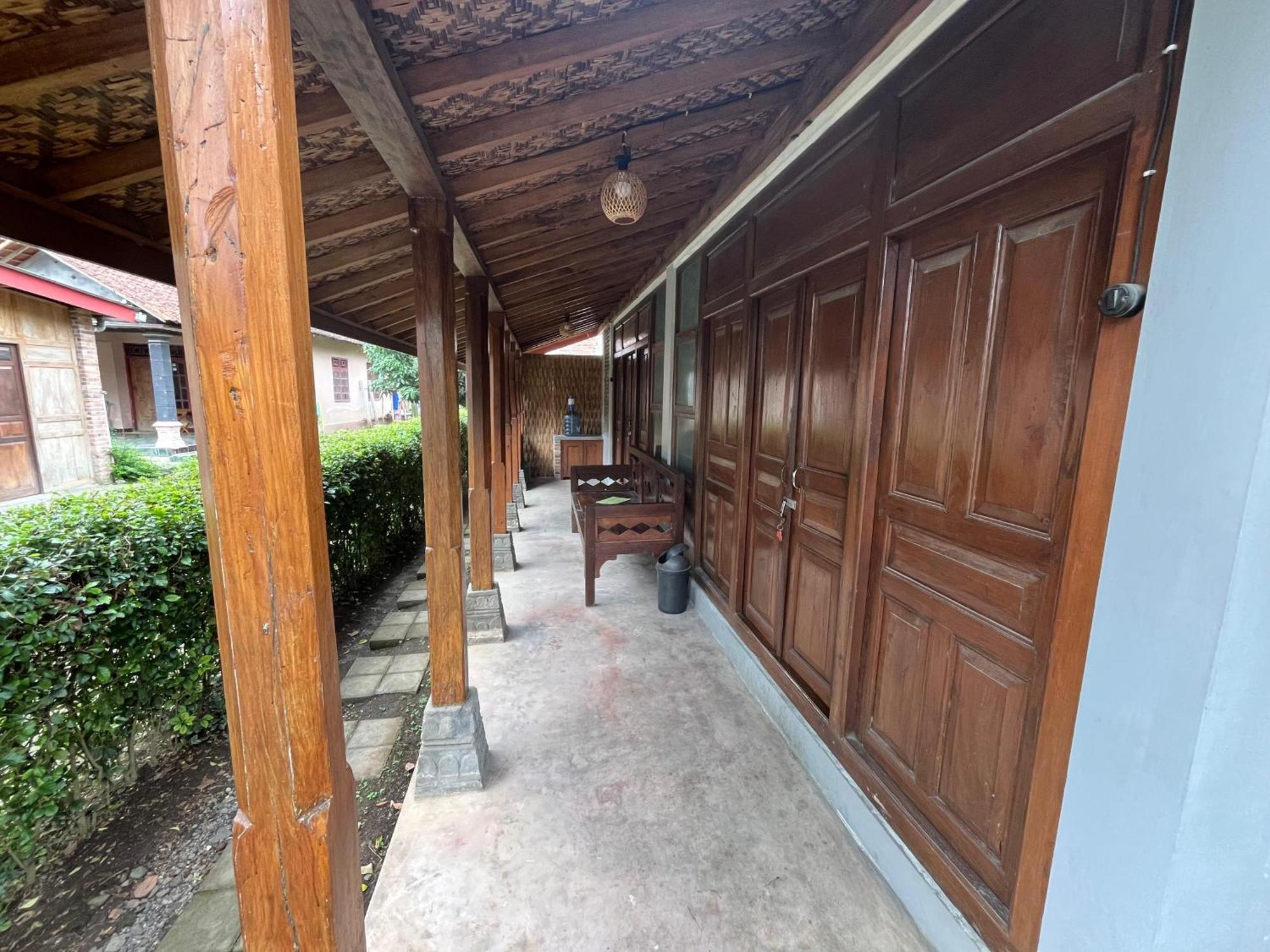 Saka Homestay Boutique & Cafe Magelang Buitenkant foto