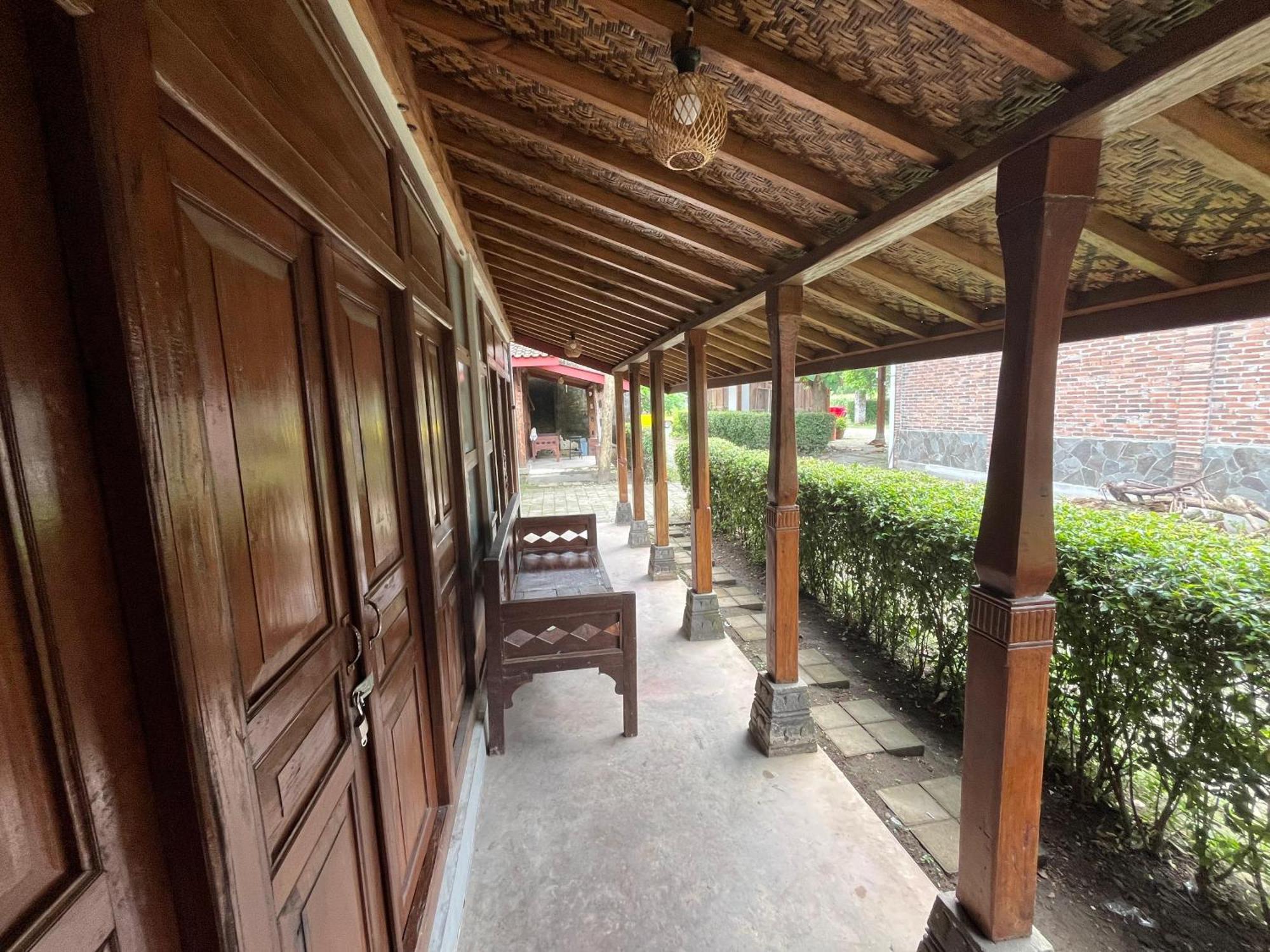 Saka Homestay Boutique & Cafe Magelang Buitenkant foto
