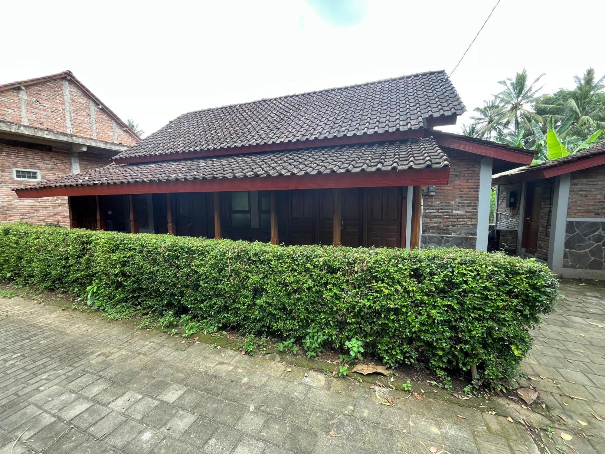 Saka Homestay Boutique & Cafe Magelang Buitenkant foto